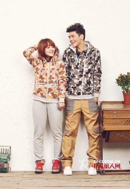 Holymoly休闲装 甜蜜情侣款大秀恩爱