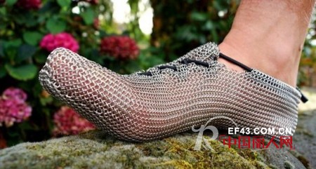 德国为赤跑族推出不锈钢镂空跑鞋