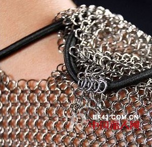 德国为赤跑族推出不锈钢镂空跑鞋