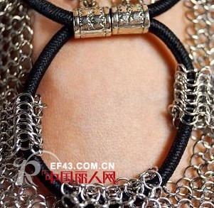 德国为赤跑族推出不锈钢镂空跑鞋