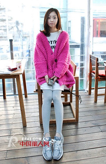 冬季街头杀出黑马 桃红色大胆出镜