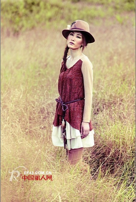 一城画一女装冬款 醉人酒红弥漫冬季街头