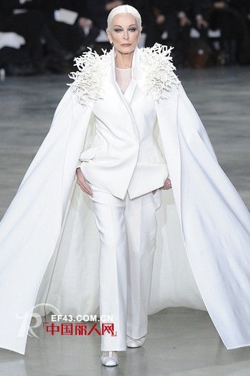 82岁最老模特震撼高定时装秀