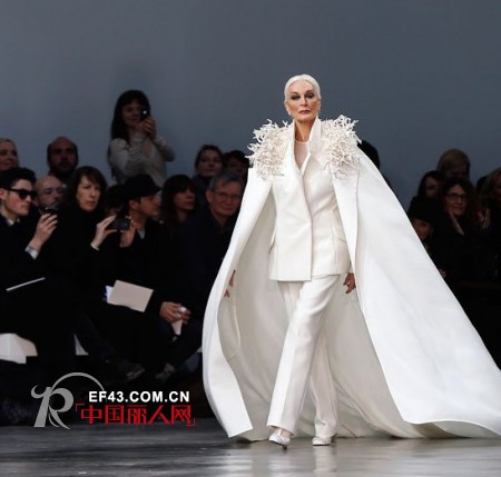 82岁最老模特震撼高定时装秀