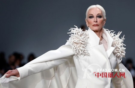 82岁最老模特震撼高定时装秀