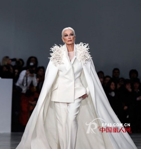 82岁最老模特震撼高定时装秀