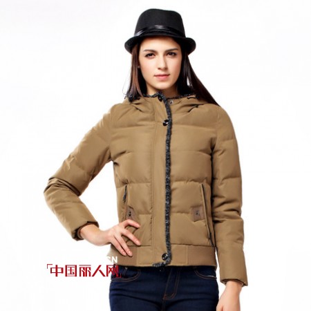雪中飞品牌羽绒服 极简设计打造都市休闲风