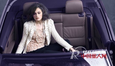 况珈儿冬季米白色单品 如天使般的明艳动人