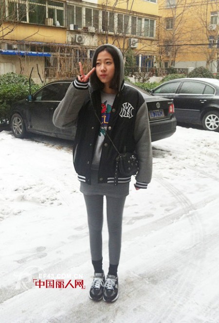 宽松棒球服穿出新廓形 搭配不同单品打造不同Style