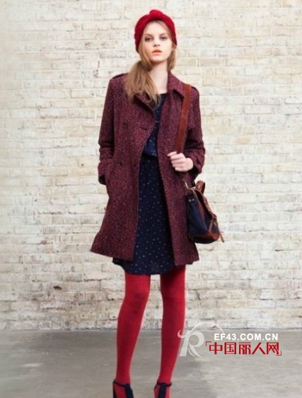 香醇酒红除夕再次出击 完美出街散发醉人韵味