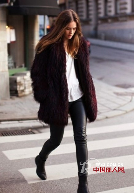 香醇酒红除夕再次出击 完美出街散发醉人韵味