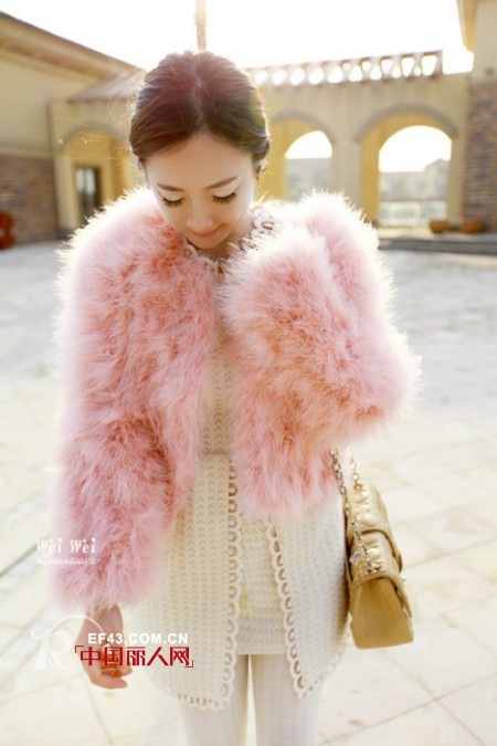 靓丽鸵鸟毛过年来帮忙 变身吸睛女王显气质