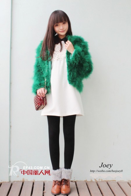 靓丽鸵鸟毛过年来帮忙 变身吸睛女王显气质