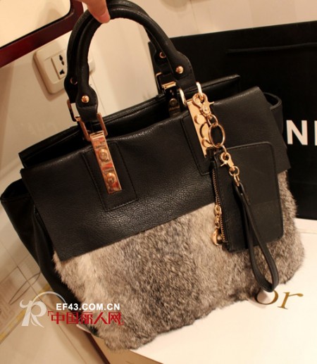 奢华的引诱  毛毛包包尽显女人味