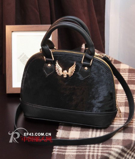 奢华的引诱  毛毛包包尽显女人味