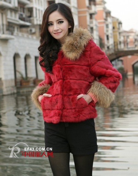 迪薇娜折扣女装教娇小美眉们如何驾驭皮草