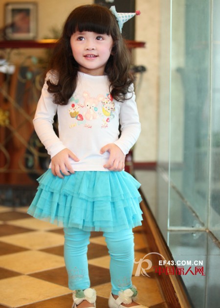 秋季怎么搭配好看 长T搭配小短裙装扮