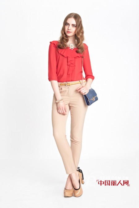 红色警戒来袭 红艳单品搭出俏模样