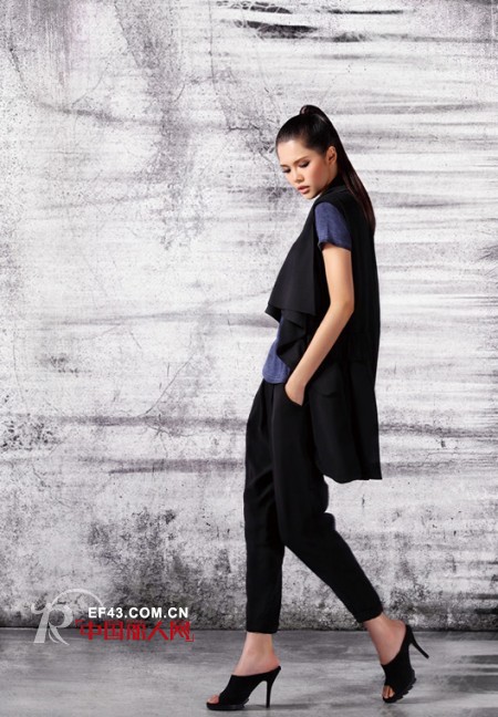 黑白色服装怎么搭配 黑与白女装穿出非凡气质