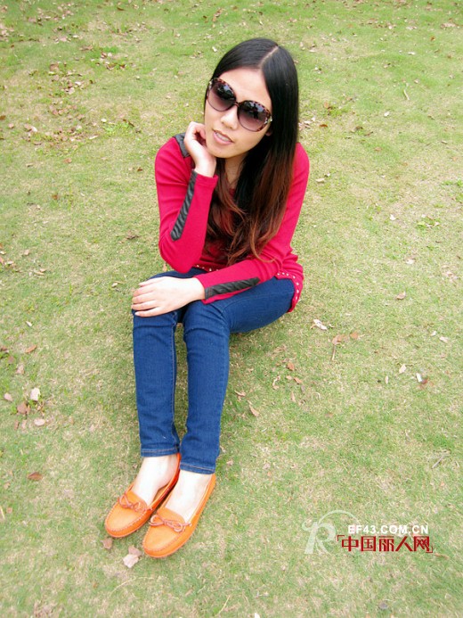 不同颜色的豆豆鞋怎么搭配衣服