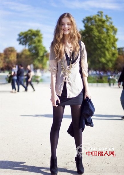 优雅白领秋冬出街搭配  休闲针织罩衫赚足回头率