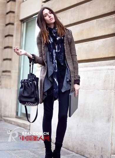 优雅白领秋冬出街搭配  休闲针织罩衫赚足回头率