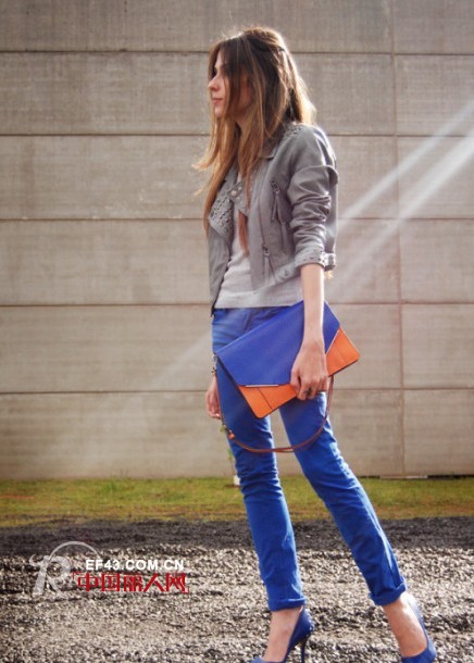 优雅白领秋冬出街搭配  休闲针织罩衫赚足回头率