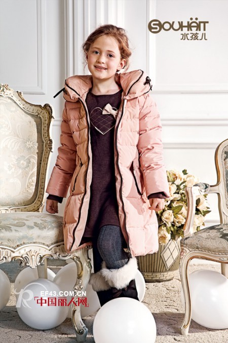 粉色羽绒服怎么搭配好看 水孩儿长款羽绒款式装扮