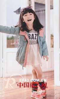 长款小外套装扮 秋季色彩搭配取胜