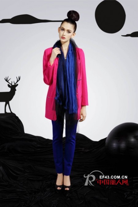 玫红色配什么颜色好看  蓝色系营造摩登感