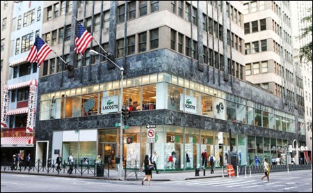 回放Lacoste品牌店橱窗历史回顾展