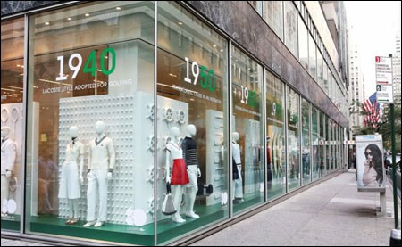 回放Lacoste品牌店橱窗历史回顾展