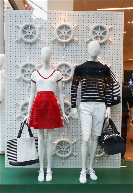 回放Lacoste品牌店橱窗历史回顾展