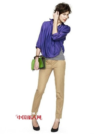 卡其色的裤子应该搭配怎么样的上衣单品