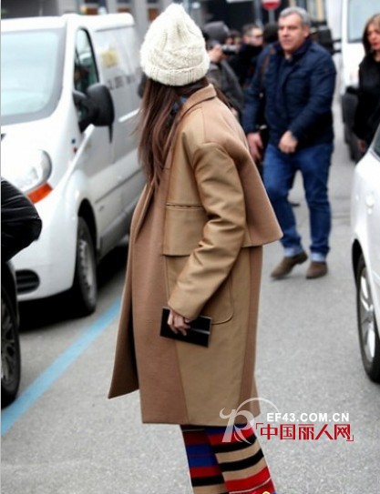 驼色大衣穿搭 欧美街头起亮相