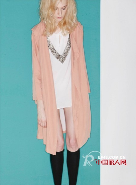 裸色外套搭配 休闲知性完美结合