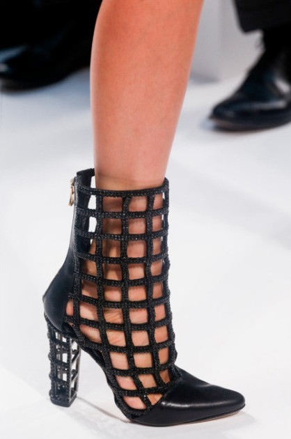 粗跟与金属、皮革的跨界拼接  网格罗马高跟鞋