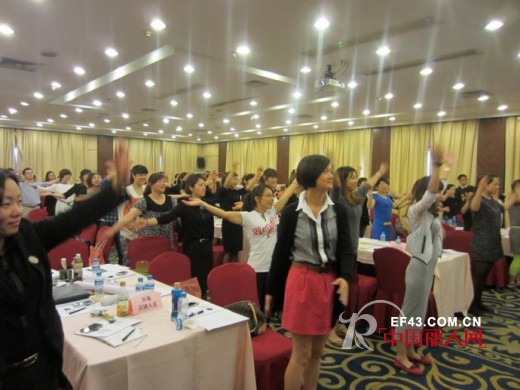 耿镔老师为沙驰男装讲授《销售心理学》课程