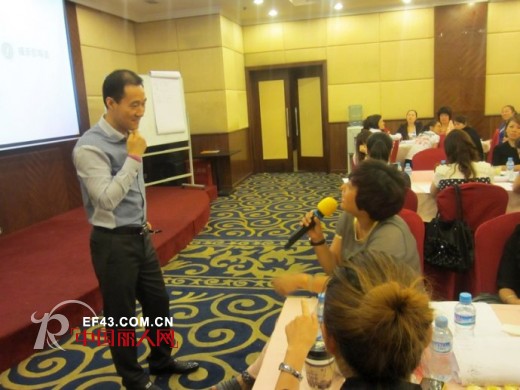 耿镔老师为沙驰男装讲授《销售心理学》课程