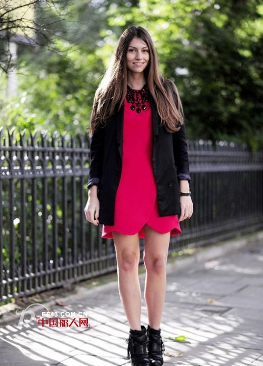 经典红与黑  打造秋日惊艳印象