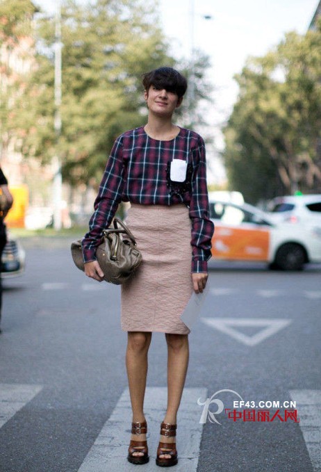 潮流女性必备单品  性感铅笔裙演绎时髦魅力