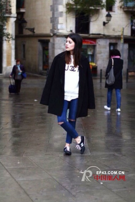另类搭配:大衣+球鞋 想不想尝试?