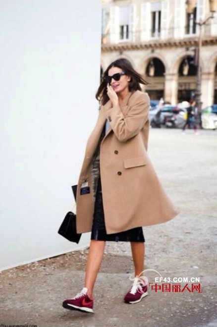 另类搭配:大衣+球鞋 想不想尝试?