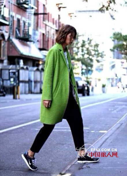 另类搭配:大衣+球鞋 想不想尝试?