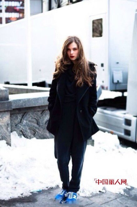 另类搭配:大衣+球鞋 想不想尝试?