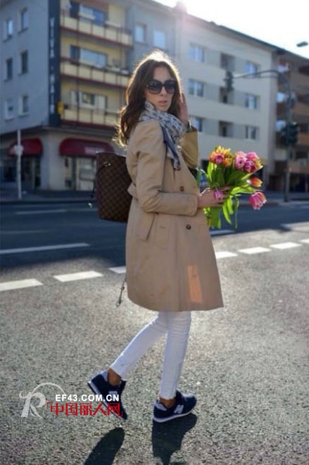 另类搭配:大衣+球鞋 想不想尝试?