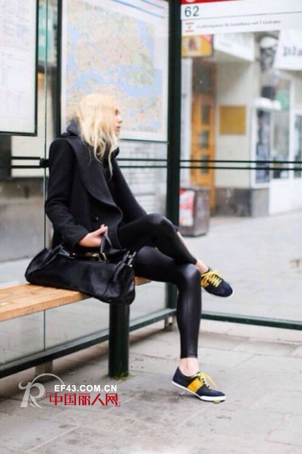 另类搭配:大衣+球鞋 想不想尝试?