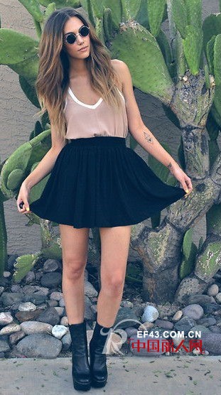 超短裙搭配短靴 打造甜美高挑范儿