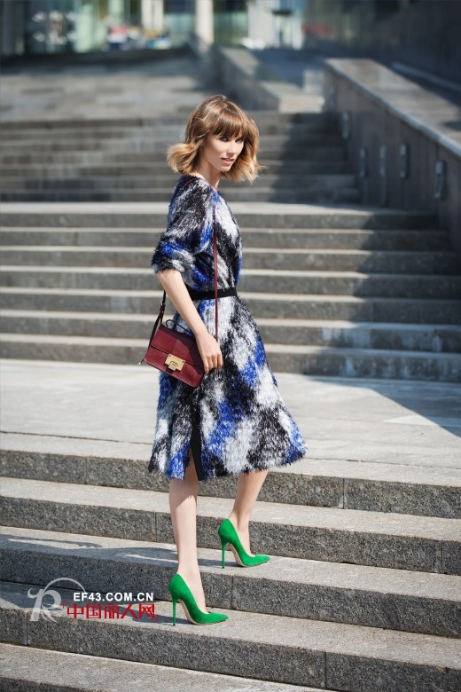 Anya Ziourova街头演绎吉米·周 (Jimmy Choo) 不同风格鞋履