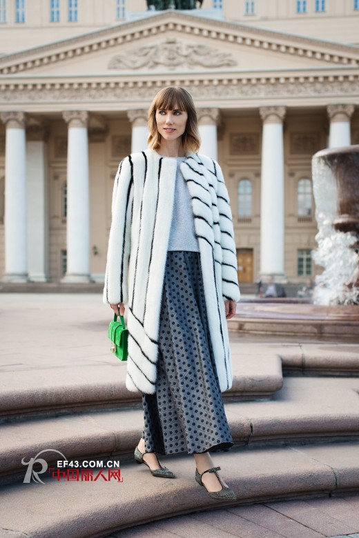 Anya Ziourova街头演绎吉米·周 (Jimmy Choo) 不同风格鞋履